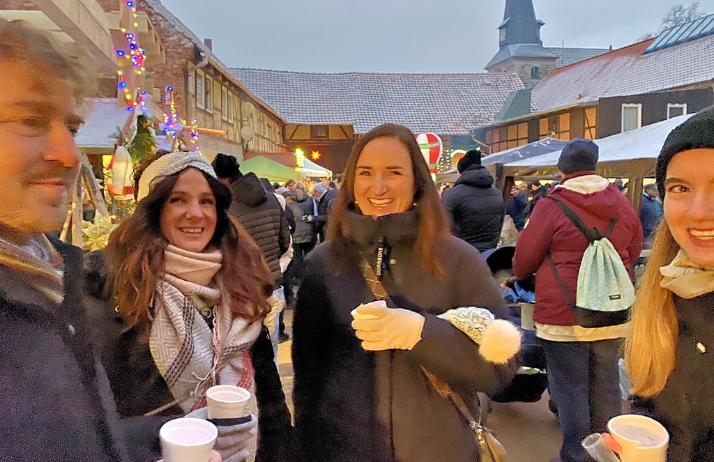 Einen fröhlichen Nachmittag verbrachten auch diese Besucher des Weihnachtsmarktes in Harsleben. Ulrich Rudzinski und das Team der Kulturschmiede hatten dort einiges auf die Beine gestellt.