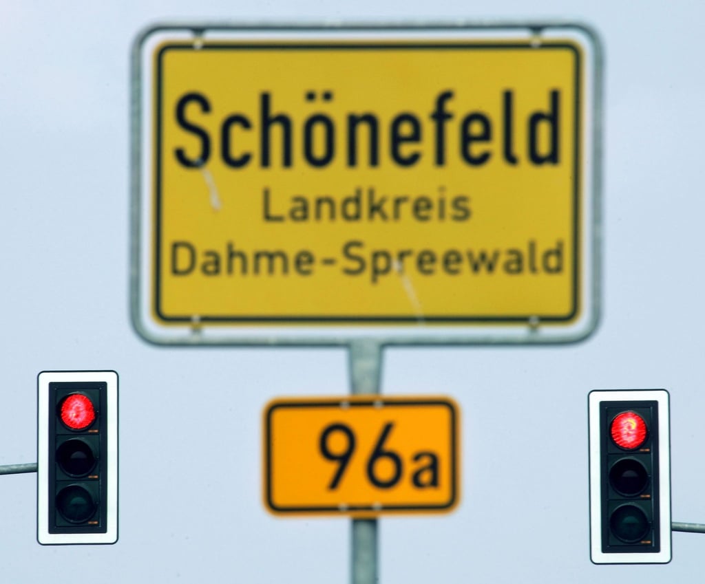 Das Ortseingangsschild der Gemeinde Schönefeld in Brandenburg.