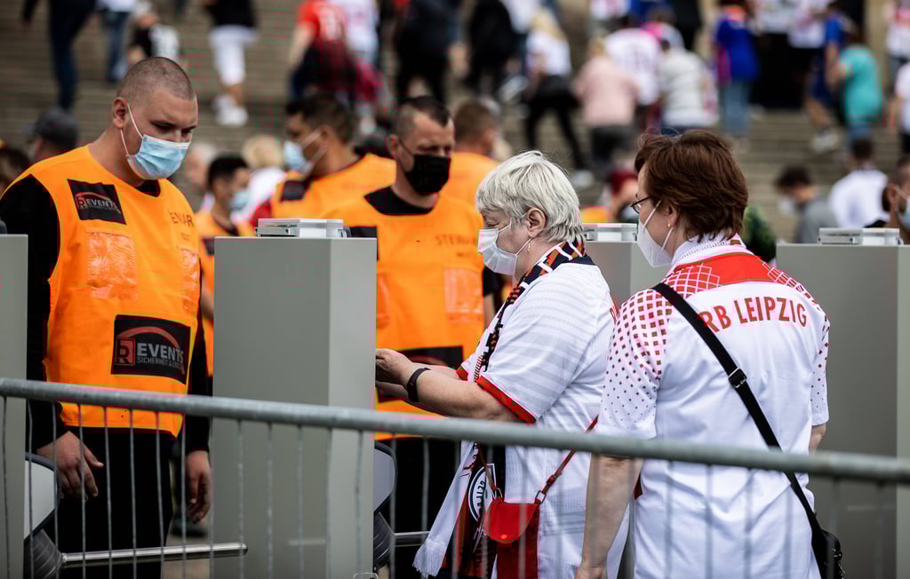 RB-Fans beim Scannen der Ticket-App vorm Stadion.