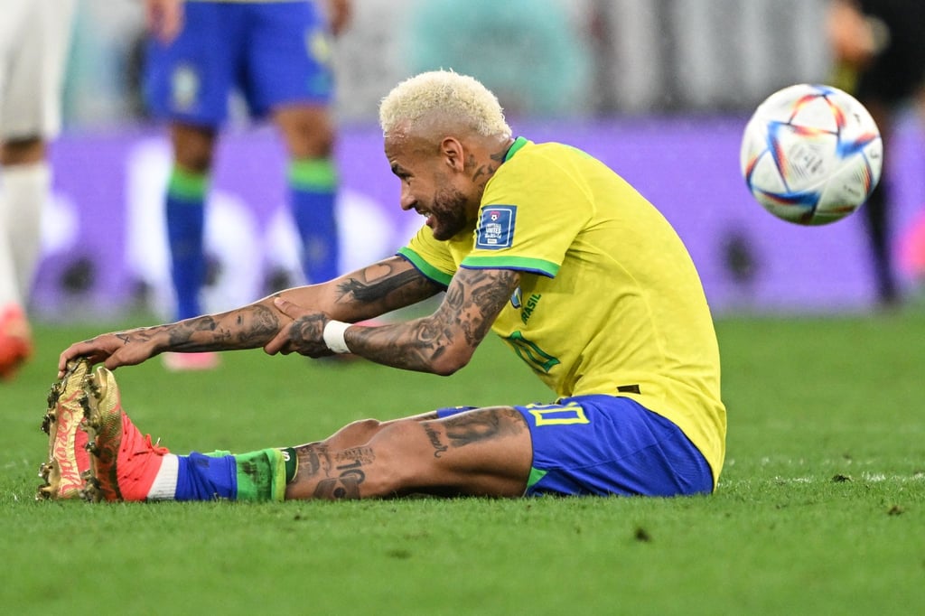 Brasiliens Neymar sitzt auf dem Spielfeld.
