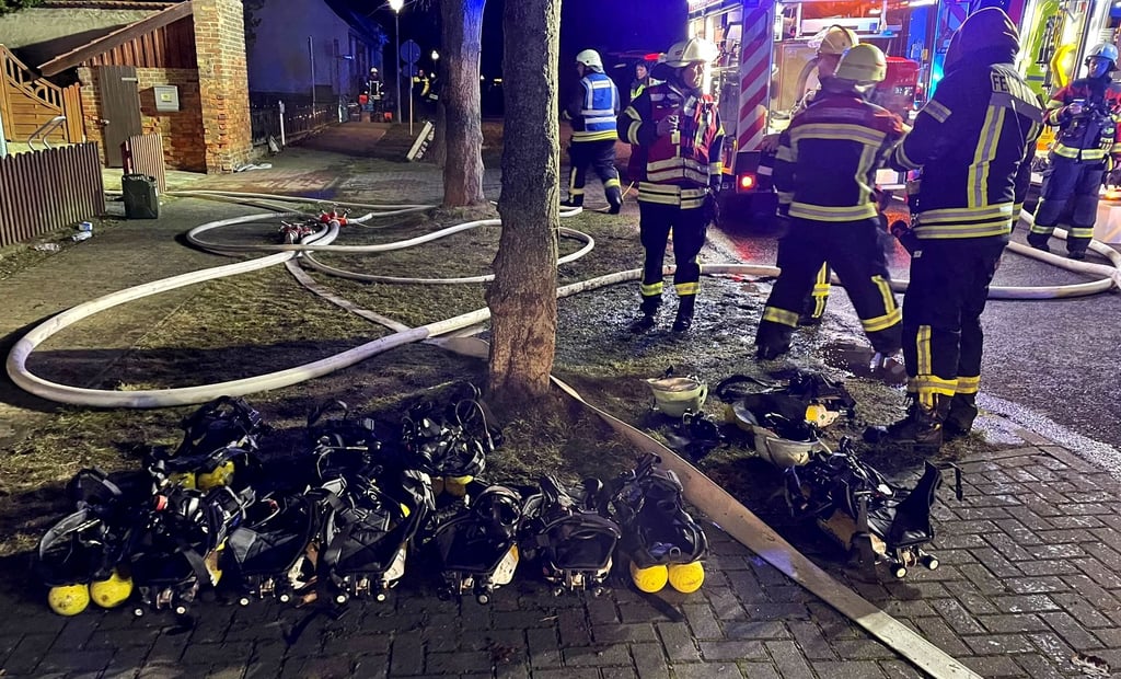 Die aufgereihten Atemschutzgeräte zeigen das Ausmaß des Großbrandes in der Nacht zum Sonntag in Nedlitz.