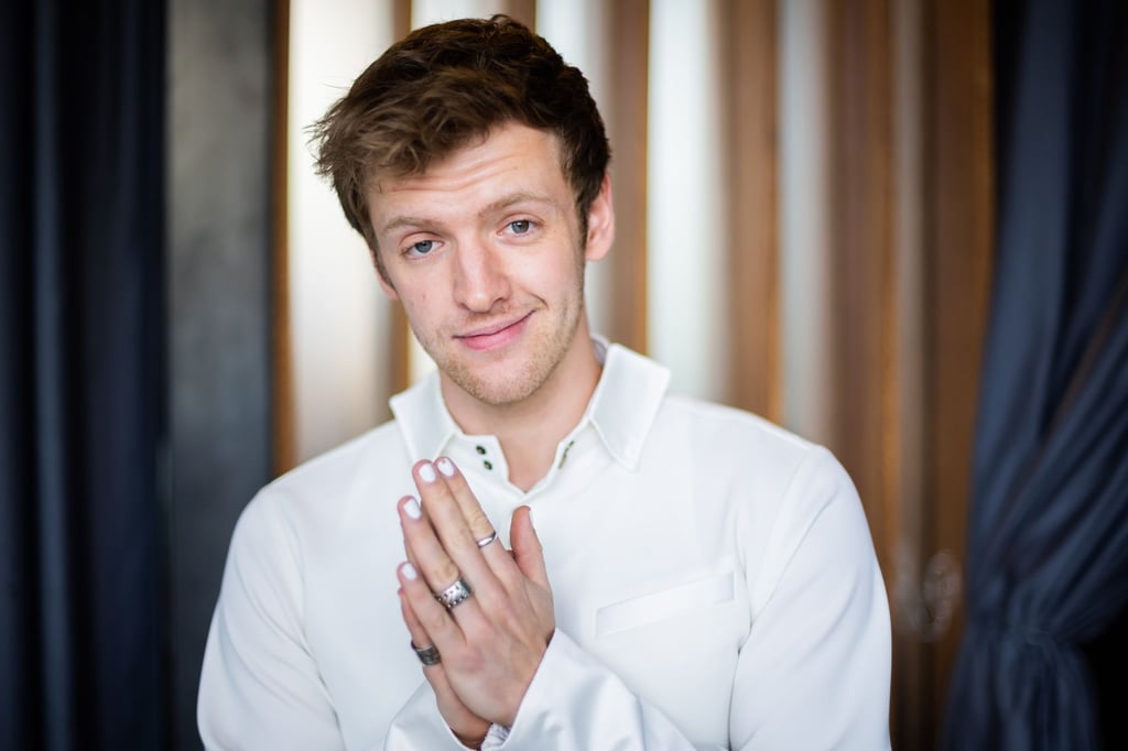 Timur Bartels, Schauspieler, schaut in die Kamera.
