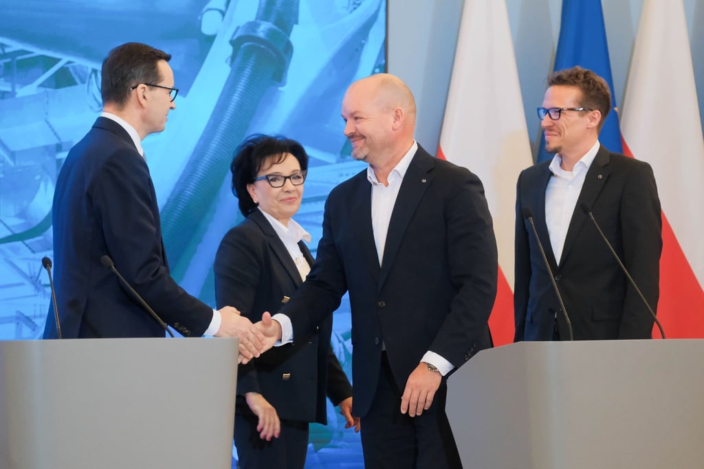 Polens Ministerpräsident Mateusz Morawiecki (l-r), Sejm-Sprecherin Elzbieta Witek und die Mercedes-Vorstände Jörg Burzer und Mathias Geisen in Warschau.