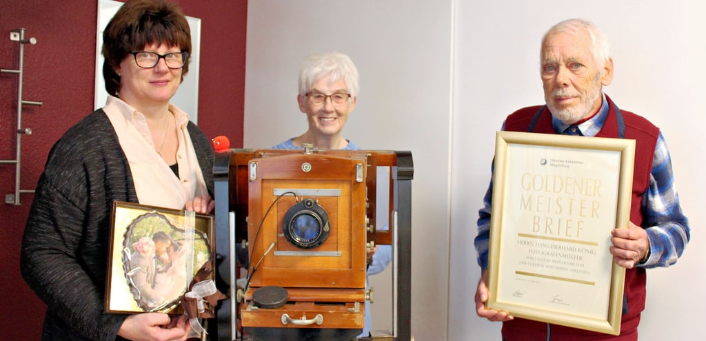 Hans-Eberhard König (r.) ist seit 50 Jahren Fotografenmeister. Seine Frau Helga (M.) steht hinter der Kamera, auf der er gelernt hat. Tochter Gundula König-Parisius (l.) kombiniert das Fotogeschäft mit Süßwaren und Genussartikeln.