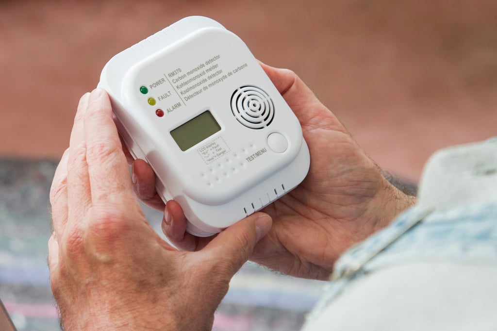 Ein kleines Gerät, das Leben retten kann: Schlägt der Kohlenmonoxid-Melder Alarm, sollte man Wohnung oder Haus verlassen.