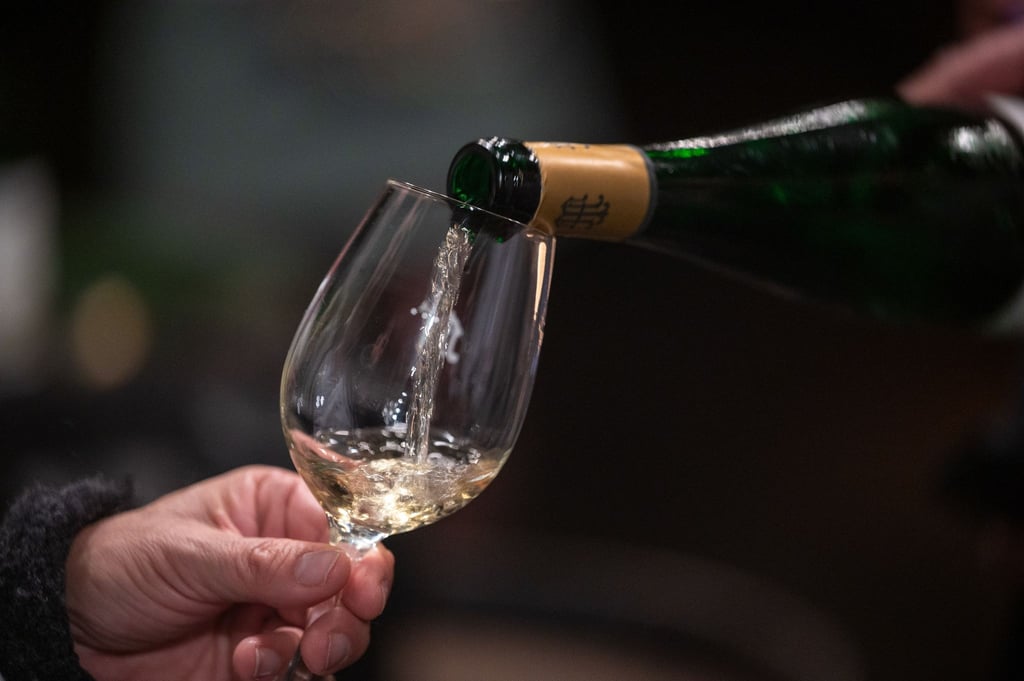 Wein der Lage „Bernkasteler Doctor“ fließt in ein Glas. Die Weinberge im nur 3,25 Hektar großen Anbaugebiet, das sich fünf Weingüter teilen, gilt als teuerster der Welt.
