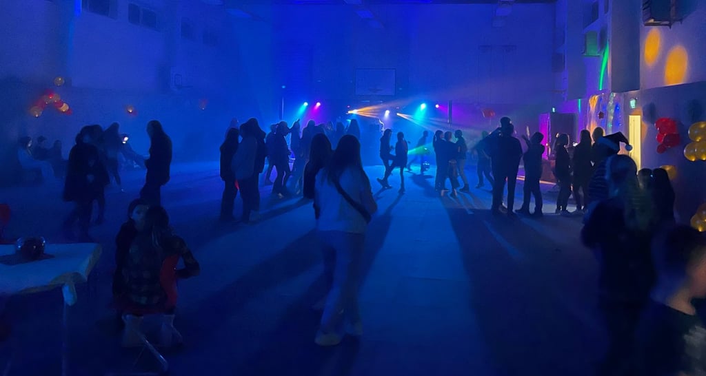 Licht, Nebel und Musik stimmten: die Sporthalle in Möser als wahre Party-Location.
