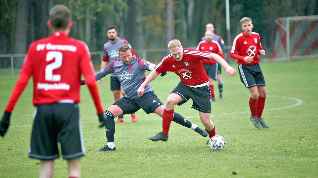 Kampf um den Ball zwischen Lucas Bresch (Liesten) und  Rico Daverhuth (Tangerhütte).