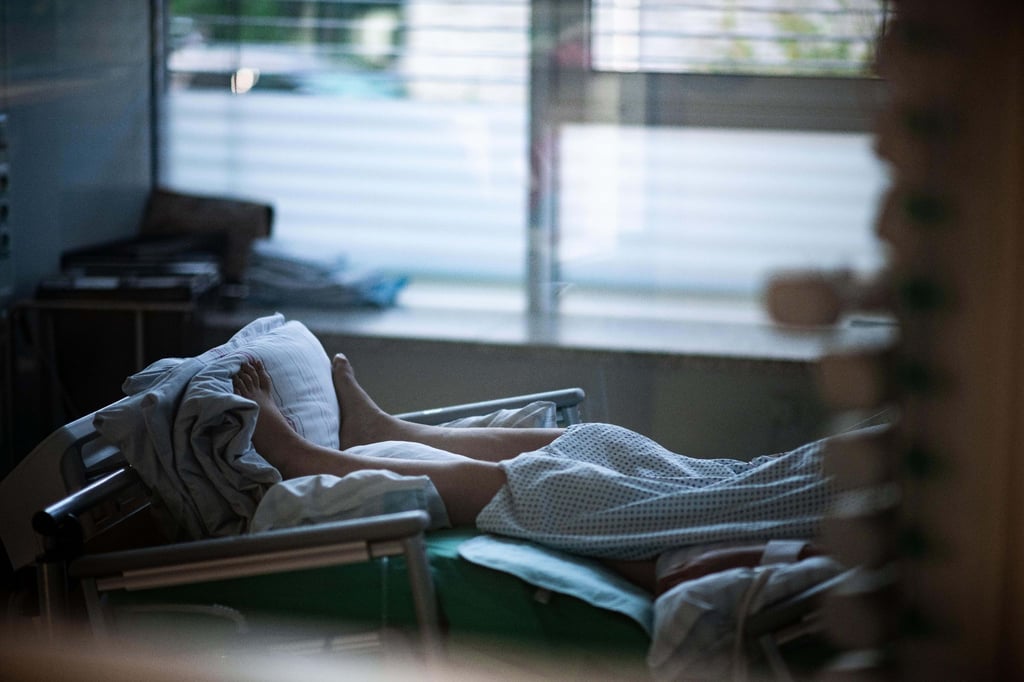 Ein Patient liegt auf einer Intensivstation in einem Zimmer.