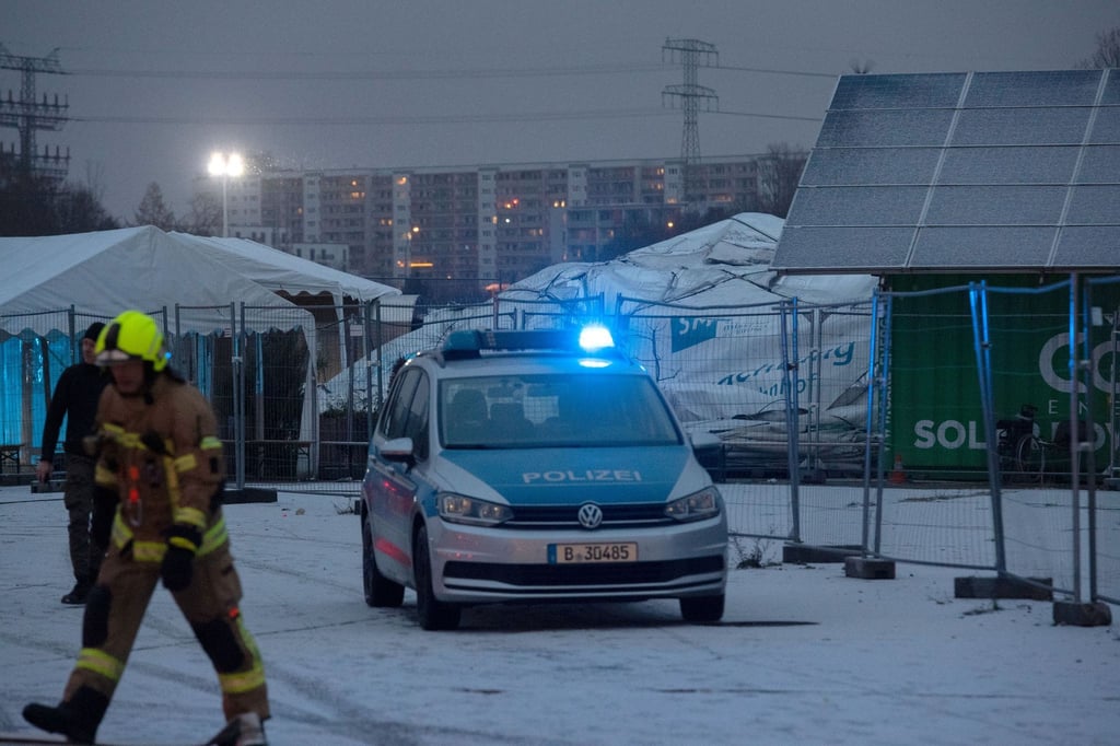 Ein Einsatzfahrzeug der Polizei steht auf dem Gelände des Containerbahnhofes in Friedrichshain.