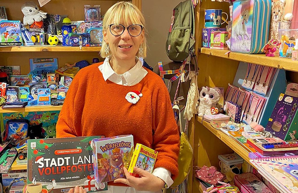 Simone Oesemanns Spielzeuggeschäft „Villa Kunterbunt“ ist zur Weihnachtszeit sehr beliebt bei Kindern.