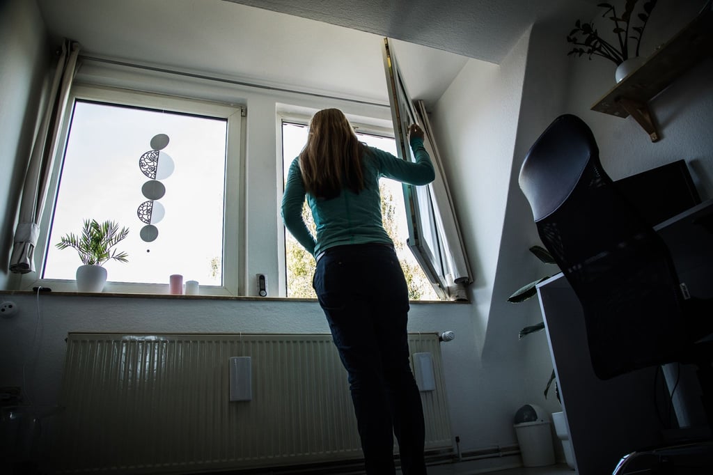 Auch wenn man Heizenergie sparen möchte: Es ist wichtig, selbst an bitterkalten Tagen zwischendurch mal das Fenster kurz zu öffnen.