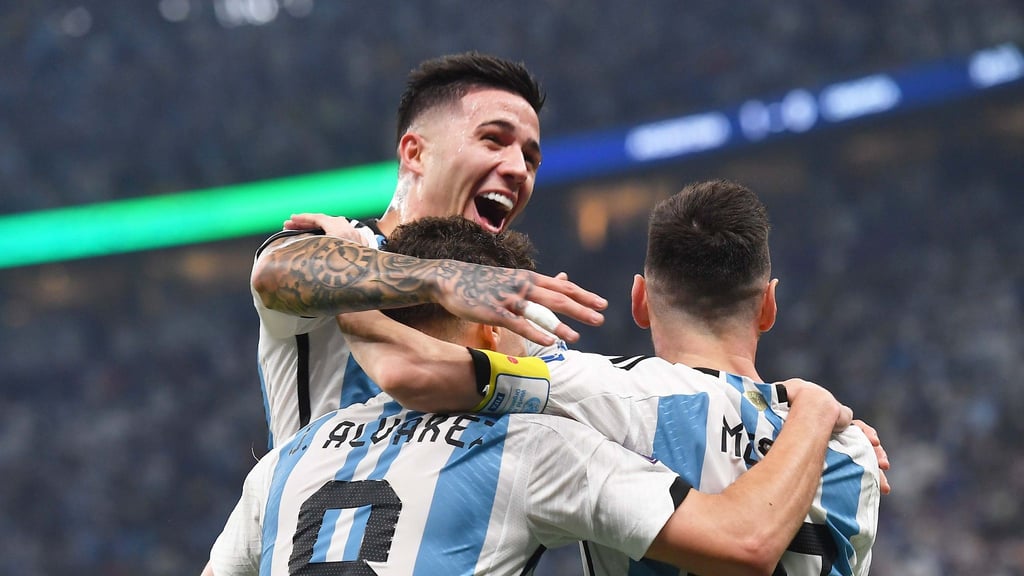 Argentiniens Enzo Fernandez (l-r), Julian Alvarez und Lionel Messi feiern das 2:0 für ihre Mannschaft.