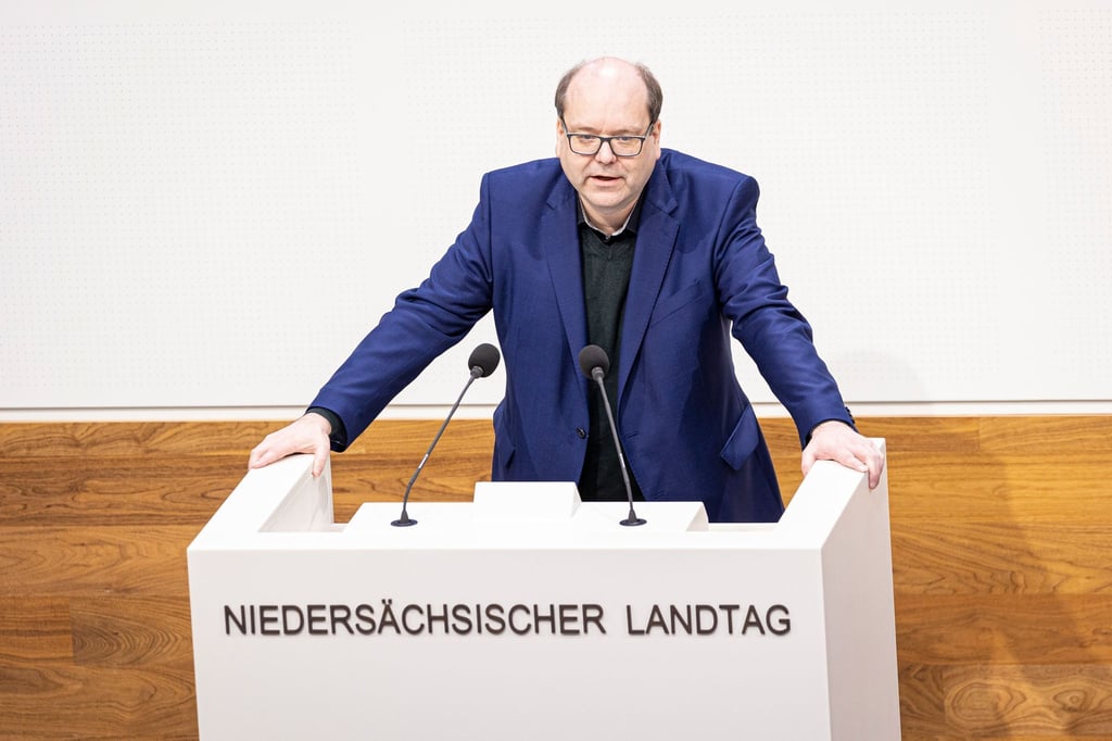 Niedersachsens Umweltminister Christian Meyer (Grüne) spricht bei einer Landtagssitzung.