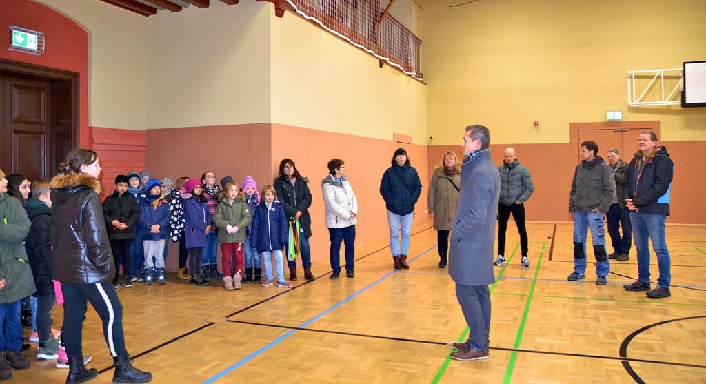 Grundschüler, Lehrer, Planer und bauausführende Firmen waren mit Bürgermeister Benjamin Kanngießer zur offiziellen Übergabe in die Puschkin-Sporthalle gekommen. Fotos: Yvonne Heyer