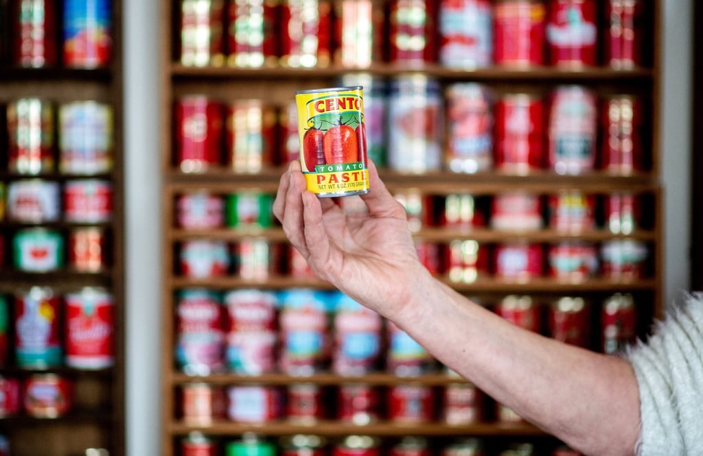 Eine angebrochene Tomatenmark-Dose sollte in ein Schraubglas umgefüllt werden. Das verringert das Wachstum von Keimen.