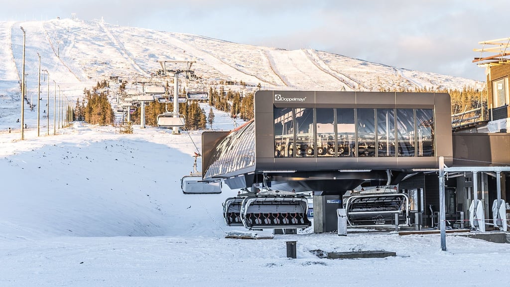 „First class“ in Finnland: Der neue Sechser-Sessellift im Skigebiet Ylläs hat Sitzheizung und spezielle Dämpfer, damit die Sessel bei starkem Wind weniger schwingen.