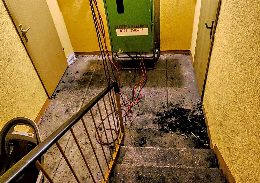 Mit Strom werden die Bewohner im Beethovenring in Coswig mittlerweile provisorisch versorgt. Neben dem Generator sind die Brandspuren noch gut zu erkennen.