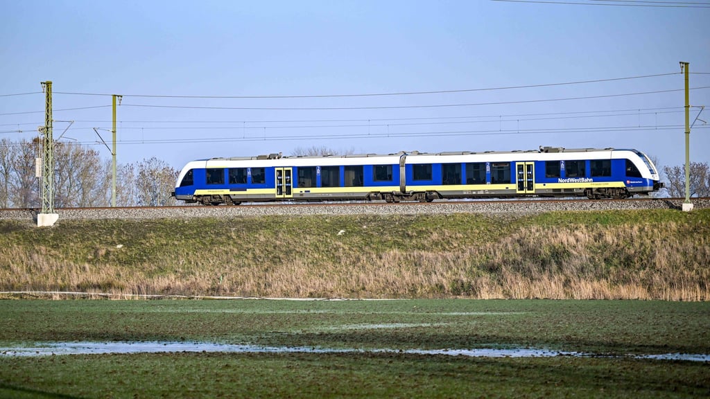 Ein Zug fährt auf den Gleisen der Bahnverlegung Sande.