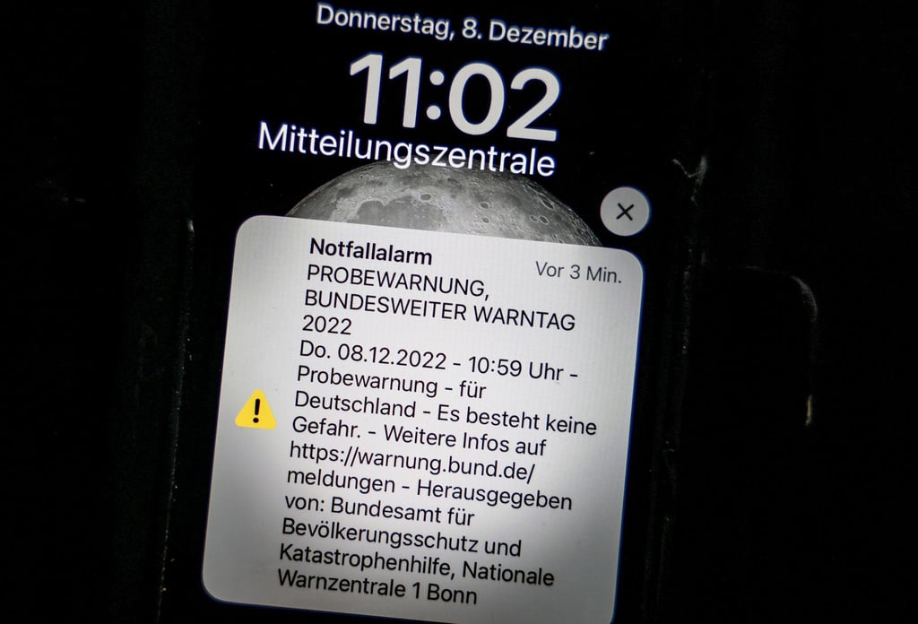 Eine Probewarnung, die über Cell Broadcasting versandt wurde, als Push-Nachricht auf einem Smartphone.