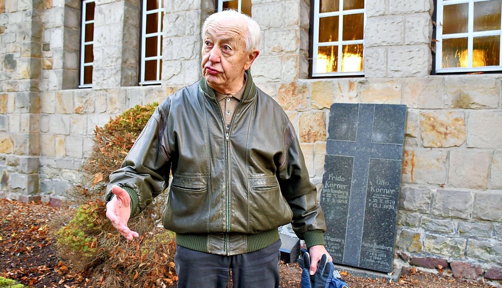Reinhard Rücker, stellvertretender Vorsitzender des Calvörder Heimatvereins, erzählt vom Schicksal der jüdisch-stämmigen Familie Körner/Romberg. Der Grabstein der Familie soll an der Trauerhalle einen festen Standort bekommen.
