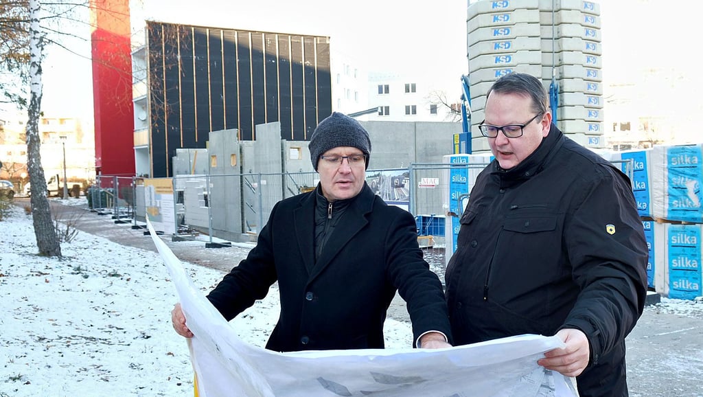 Thomas Kempf, Geschäftsführer der Blankenburger Wohnungsgesellschaft (links), erläutert Bürgermeister Heiko Breithaupt das Bauvorhaben an der Bertolt-Brecht-Straße.