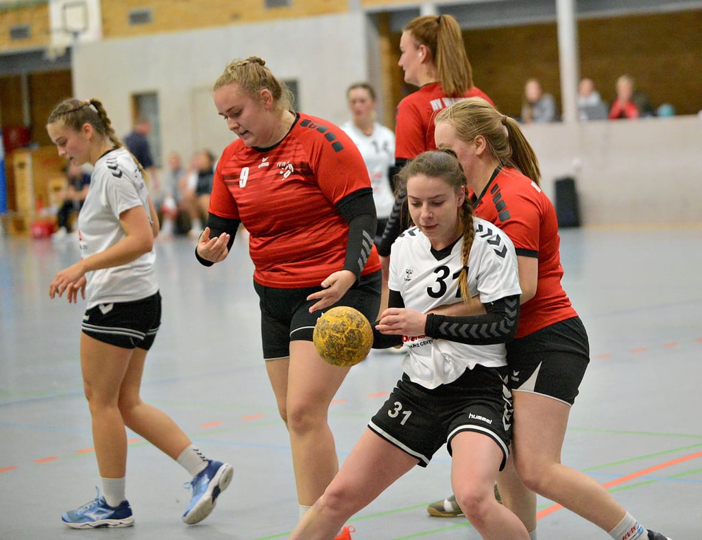 Hanna Else Vieth (am Ball) erzielte für die Halberstädterinnen ganz starke 15 Treffer. Am Ende stand ein 30:26 für den HT auf der Anzeigetafel beim HC Salzland in Staßfurt.