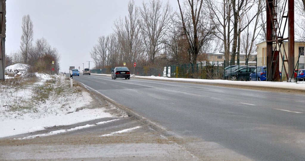 Diesen Abschnitt zwischen Förderstedt und Staßfurt passieren täglich dutzende Fahrzeuge. Durch die Firma Wesling entsteht dort zu viel Dreck und Staub, meint ein Leser der Volksstimme.