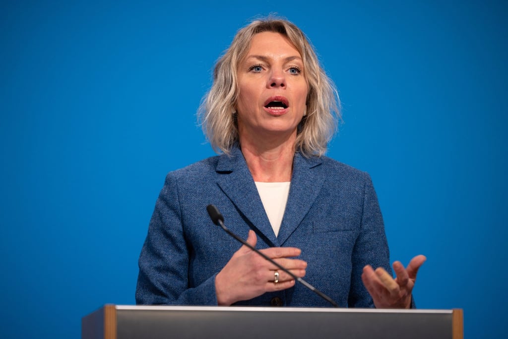 Susanna Karawanskij (Die Linke), Thüringer Ministerin für Infrastruktur, bei einer Medienkonferenz.