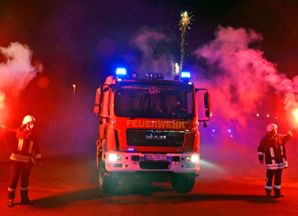 Die Ankunft des nagelneuen Feuerwehrfahrzeugs TLF 3000 in Tangerhütte wurde Ende 2021 mit "Feuer und Flamme" - passen zur Bedeutung des Fahrzeugnamens "Enja" gewürdigt.