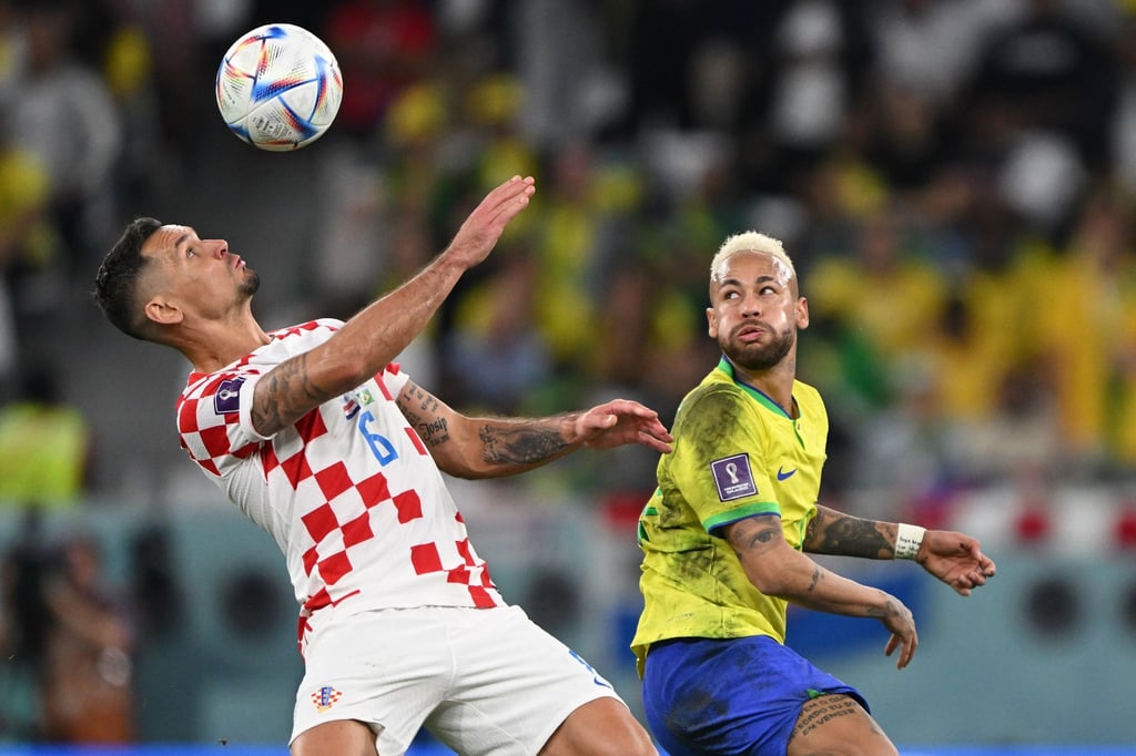 Kroatiens Dejan Lovren (l) spielt gegen Brasiliens Neymar.