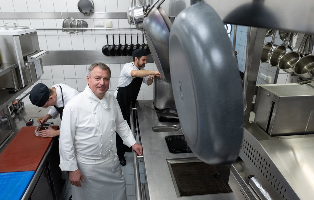 Küchenchef Detlef Schlegel in der Küche seines Sternerestaurants „Stadtpfeiffer“ in Leipzig. Sachsens Sterneköche stehen vor finanziellen Herausforderungen.