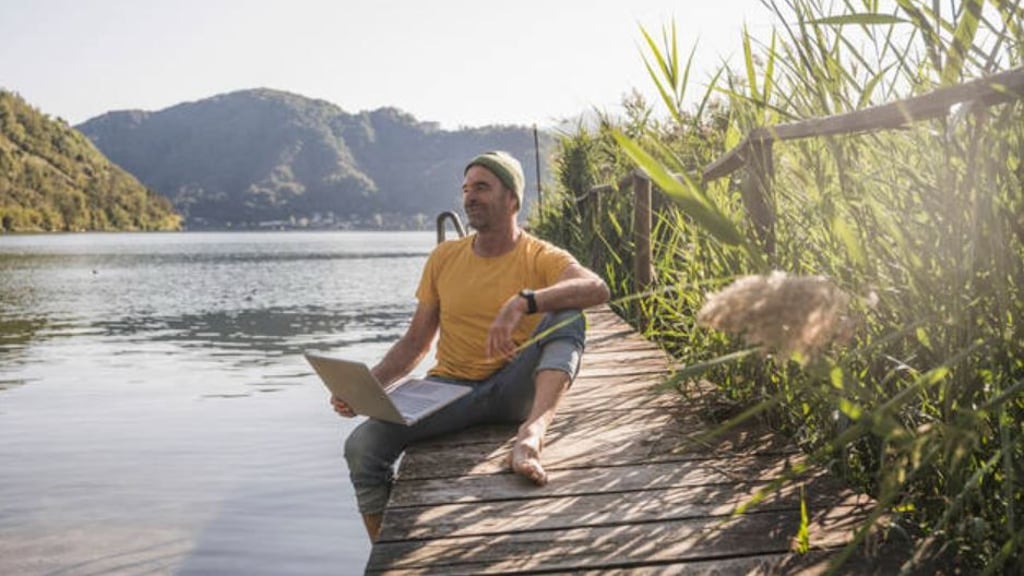 Da zu arbeiten, wo andere Urlaub machen, bleibt für immer weniger Menschen ein Traum. Workation lautet das Zauberwort. Doch wie viele Menschen reisen als digitale Nomaden eigentlich in die Städte von Sachsen-Anhalt, wie Halle und Magdeburg? Wir zeigen es. Symbolbild: