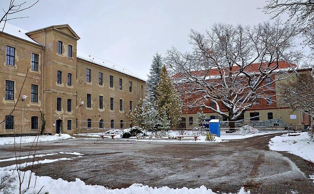 Für das an die Breite gezogene Zerbster Bau- und Liegenschaftsamt müssen Pkw-Stellplätze ausgewiesen werden. Die Herausforderung: Ein Teil des Geländes dient auch als Schulhof.