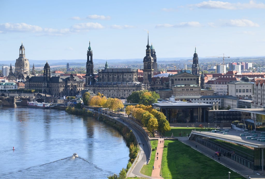 Blick auf die Altstadt an der Elbe mit der Frauenkirche (l-r), dem Ständehaus, der Hofkirche, dem Hausmannsturm, dem Rathaus, dem Residenzschloss, der Semperoper, dem Sächsischen Landtag und dem Internationalen Congress Center (ICC).