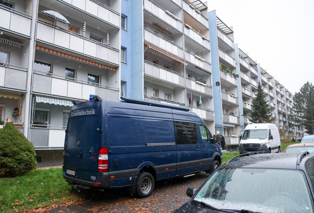 Fahrzeuge der Kriminalpolizei stehen im Dresdner Stadtteil Prohlis.