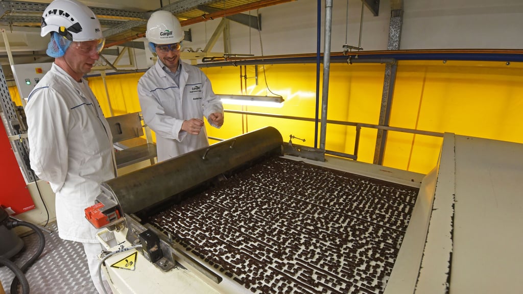 Edelherbe Schokosplitter: Betriebsleiter Alastair Wood (r.) und Koordinator Andreas Friese in der Produktionshalle bei Cargill in Klein Schierstedt.