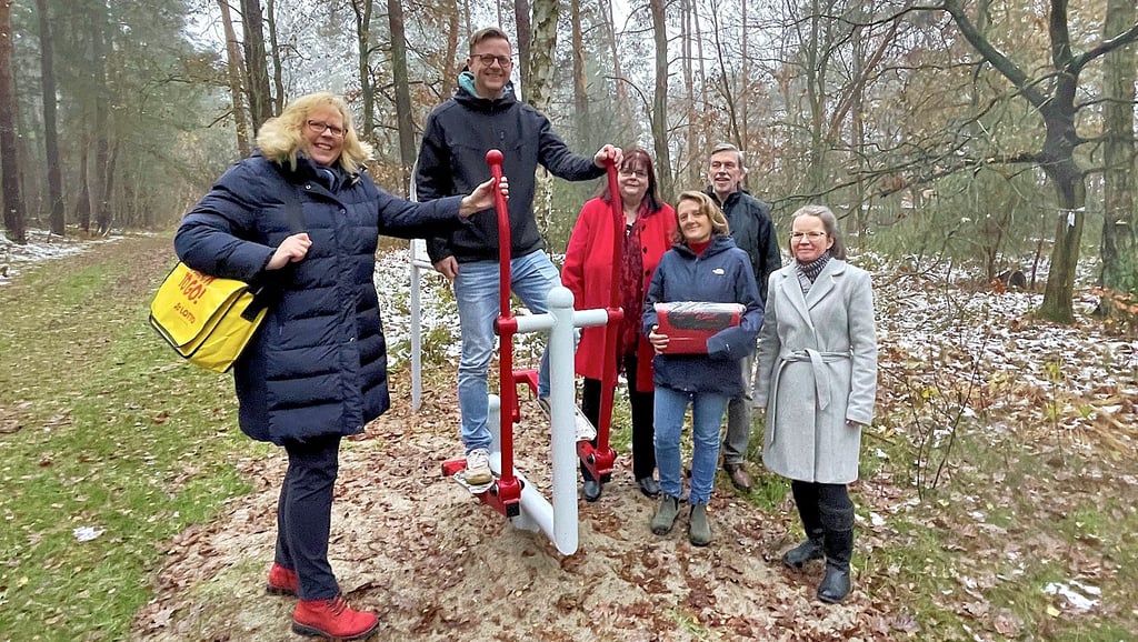 Vertreter von Ortschaft, Adventgemeinde und Heimatverein stellten Astrid Wessler von Lotto Sachsen-Anhalt (links) eine der Trimmdich-Stationen vor.