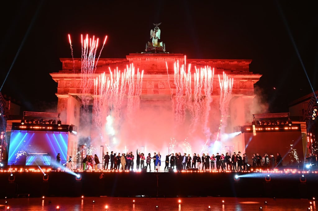Nach zwei Jahren strikter Einschränkungen wegen der Corona-Pandemie soll in diesem Jahr wieder eine Silvesterfeier nahe dem Brandenburger Tor mit zahlreichen Besuchern stattfinden.