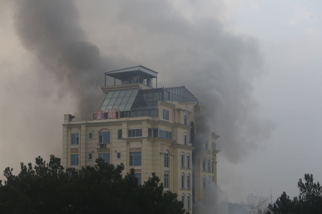 Rauch steigt nach einer Explosion dem Hotelgebäude in Kabul.