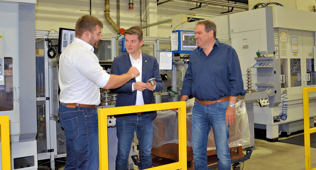 Der FDP-Bundestagsabgeordnete Dr. Marcus Faber besuchte die Zerbster Firma KmB, wo ihm Tobias (l.) und Frank Scherer (r.) Einblicke in die Produktion gewährten.