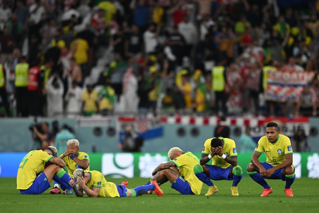 Die Brasilianer sitzen nach der Niederlage enttäuscht auf dem Rasen.