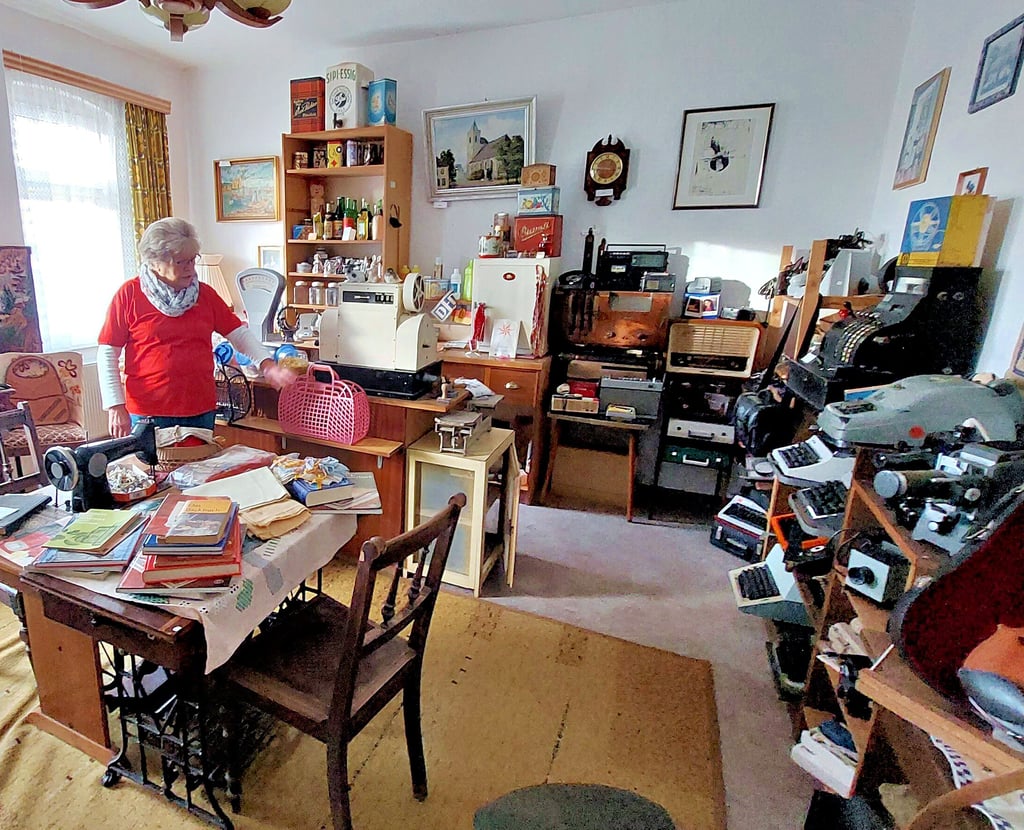 Helga Dornemann zeigt in der Heimatstube in Löderburg historische Geräte aus zwei Jahrhunderten. Seit 2000 ist die 80-Jährige Vorsitzende des Heimatvereins im Ort.