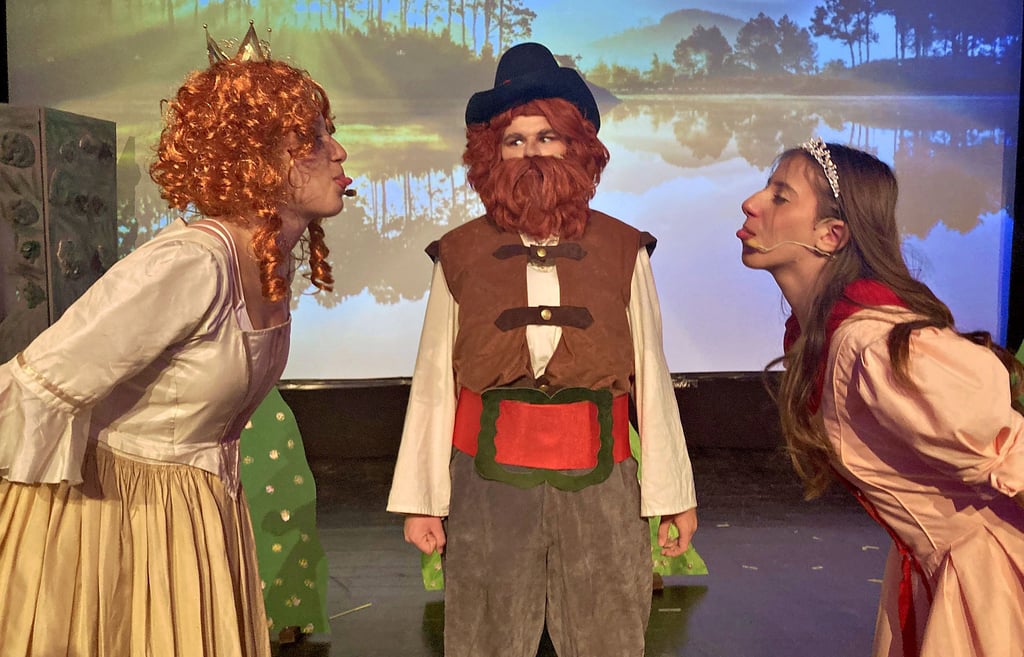 „Die Schwanenprinzessin“ des Theaters „Fairytale“: Odile (l.) und Odette (r.) zicken sich an, während Zauberer Rotbart (Mitte) zuschaut.