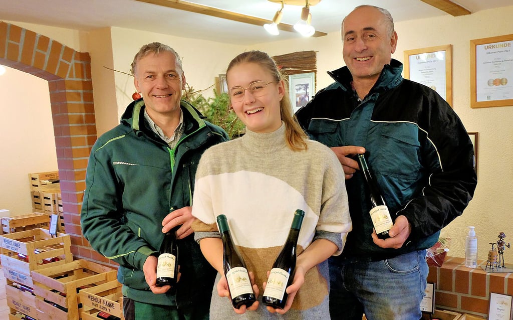 Ein Fototermin kann sehr lustig sein. Ingo, Anabel und Frank Hanke (von links) präsentieren den Eiswein des Jahrgangs 2021.