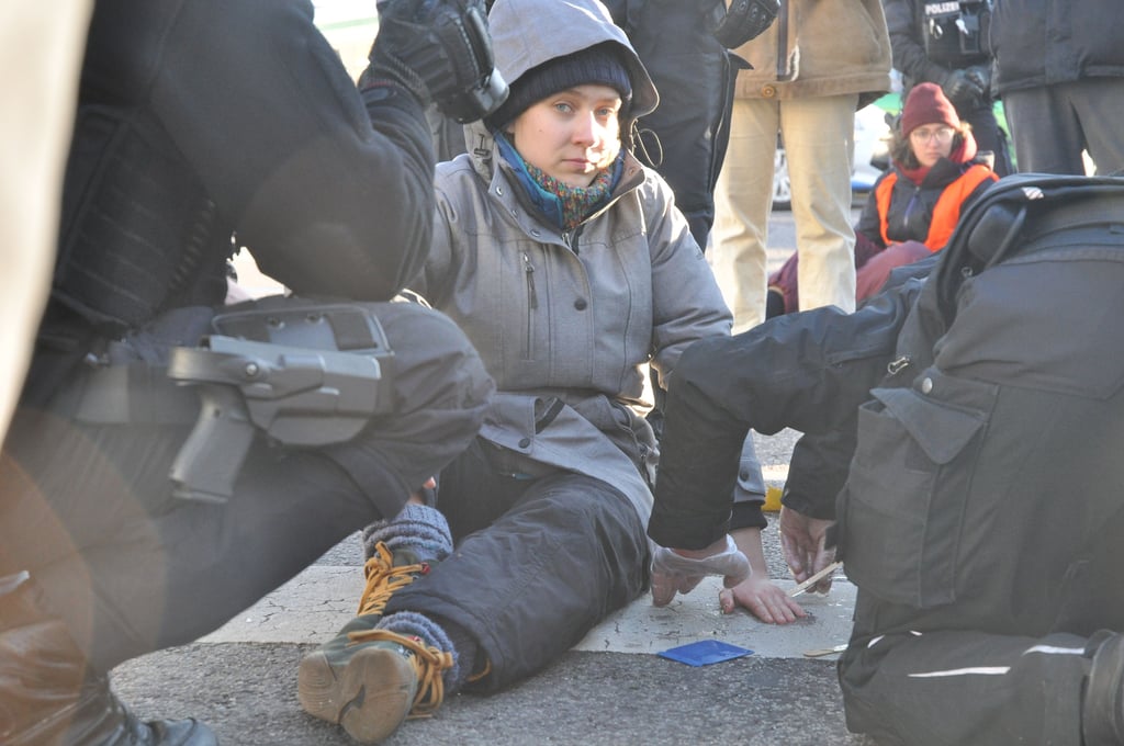 Eine Klima-Kleberin bei einer Protestaktion Ende November auf einer Straße nahe der Magdeburger Universität.