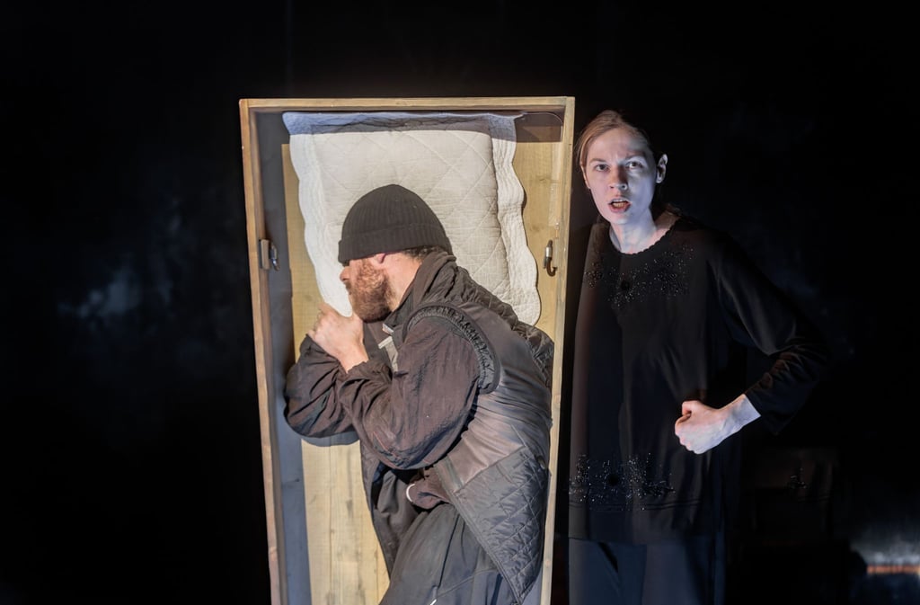 Die Schauspieler Filipp Avdeev und Victoria Miroshnichenko bei der Fotoprobe von „Der Wij“.
