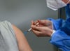Ein Impfling lässt sich im Impfzentrum mit dem Corona-Impfstoff von Novavax impfen. (zu dpa „Standardimpfungen rückläufig in Sachsen - Plus bei anderen“)
