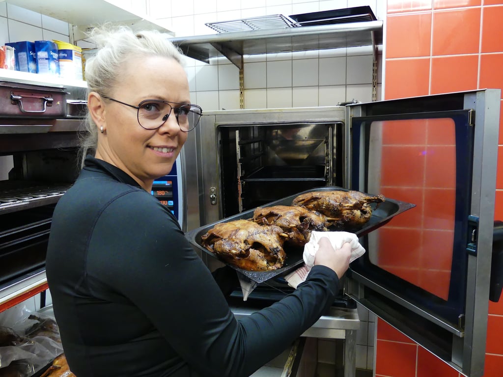 Katja Wendt holt die fertigen Enten aus dem Ofen.