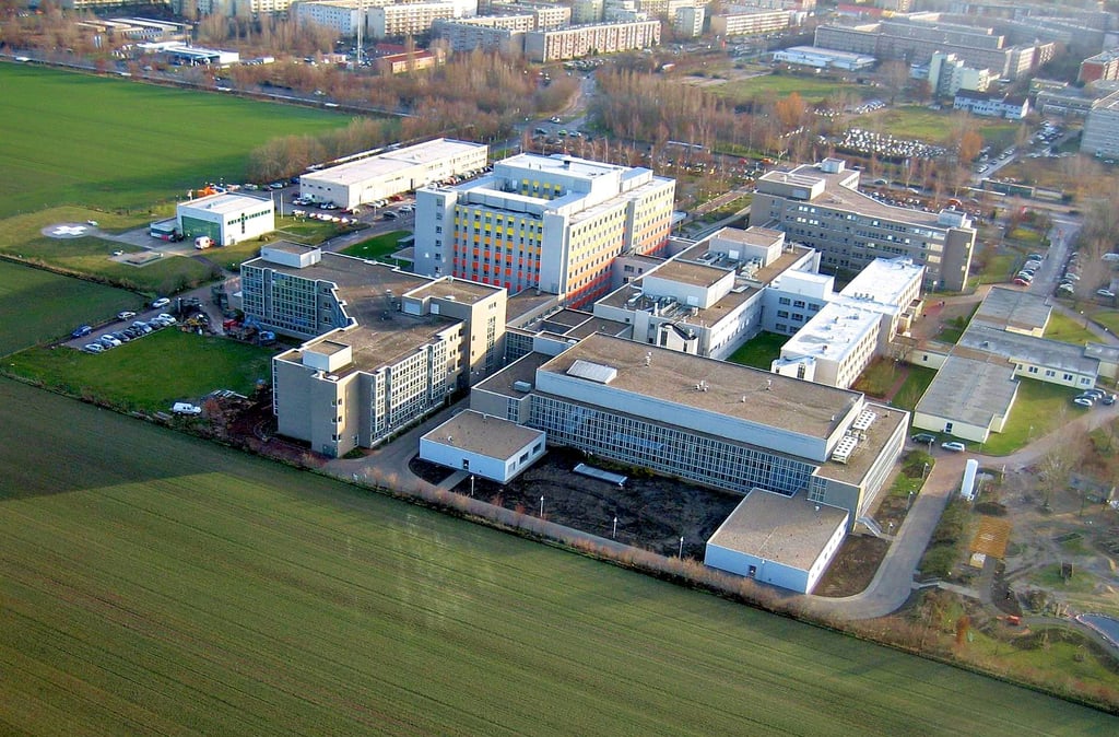 Das Klinikum Magdeburg aus der Vogelperspektive. Auf der Freifläche links neben dem Klinikum soll eine neue Rettungswache errichtet werden.